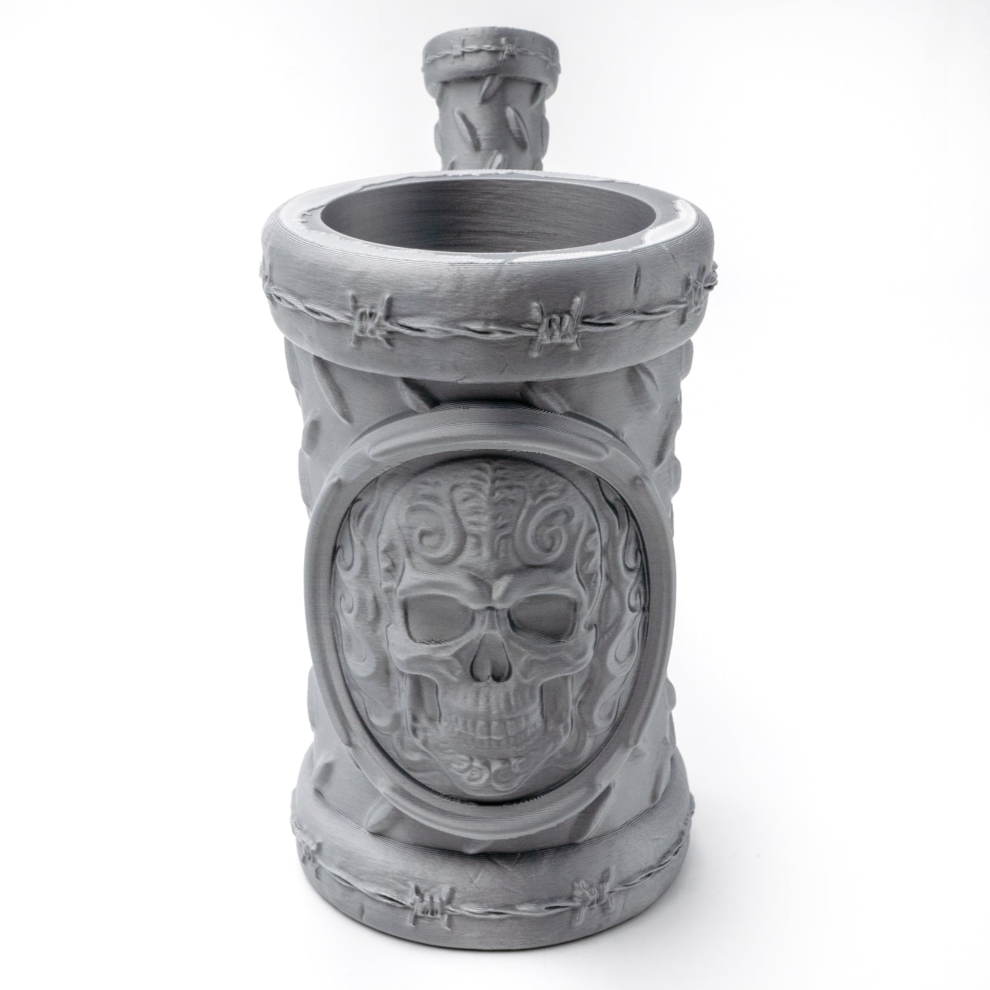 nachempfundener "Metallbierkrug" mit Totenkopf für Getränkedosen in den Größen 0,5 und 0,33 Liter