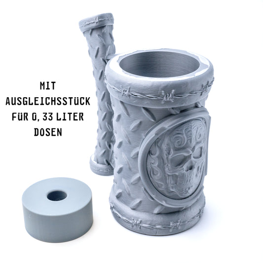 nachempfundener "Metallbierkrug" mit Totenkopf für Getränkedosen in den Größen 0,5 und 0,33 Liter